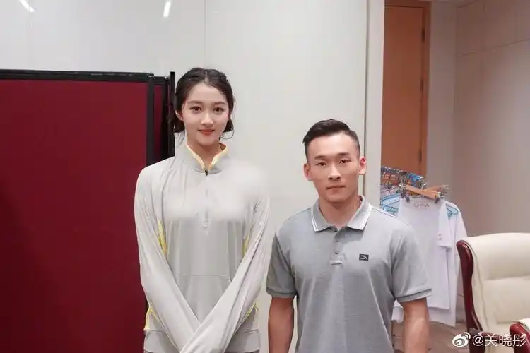 原创关晓彤与多位奥运冠军合影本人直呼荣幸冠军颜值个个不输明星