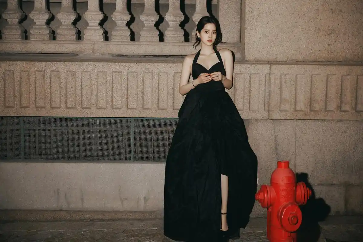 欧阳娜娜穿上黑色裸背礼服裙演绎大提琴时 欲罢不能的舞台魅力