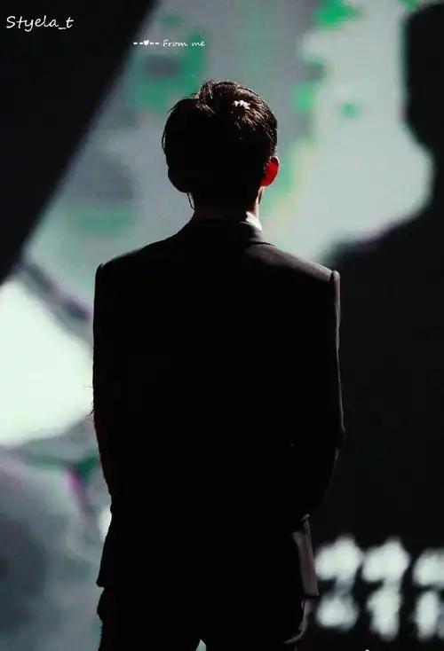 [西装背影合集]"不知从何时起,西装突然就合了身"@tfboys-易烊千玺#易