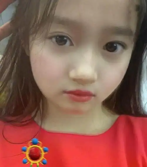 鹿晗关晓彤公开撒糖分别晒童颜照