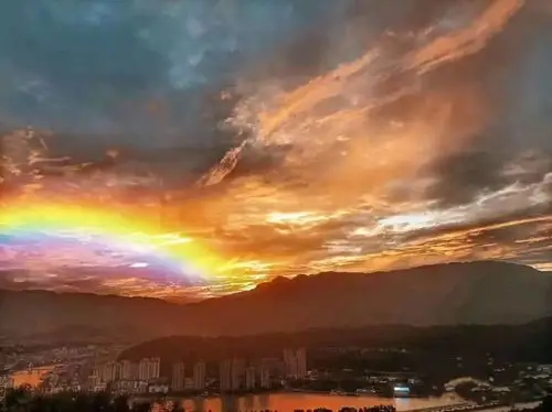 昨天新都人的朋友圈都被这绝美晚霞彩虹刷屏啦