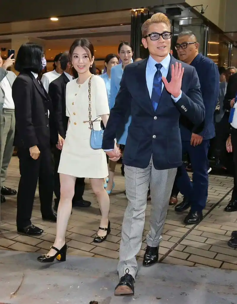 郭富城方媛牵手看马赛,感情好甜蜜喔!