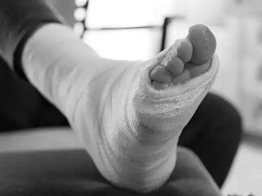 下雪天公公出去打麻将摔断腿我辞职照顾三个月老公还骂我愚蠢