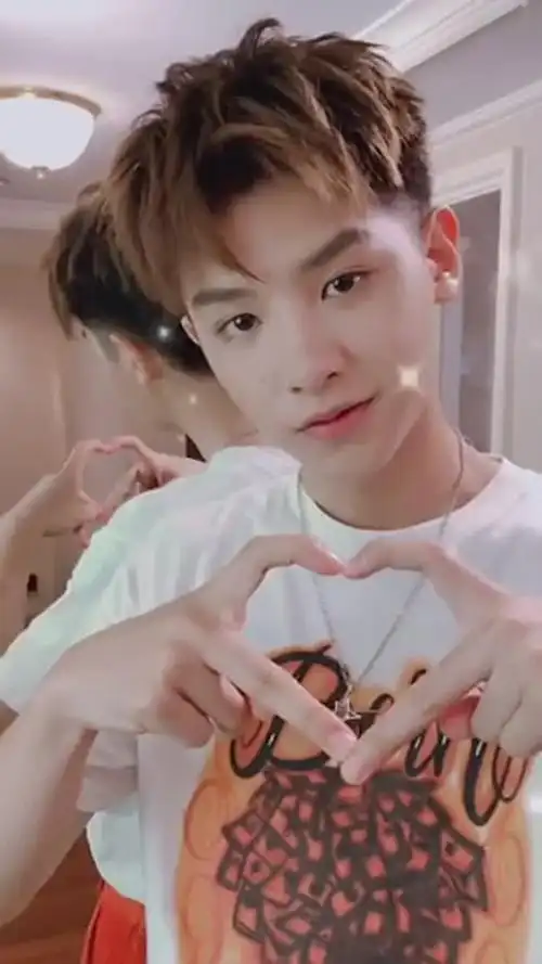 黄明昊的比心手势你学会了吗完全被justin的颜值圈粉了