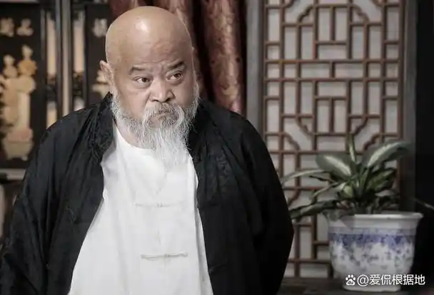 深得观众喜爱的笑星李琦,因压力过大每天必须抽两包烟,每顿必须喝八两