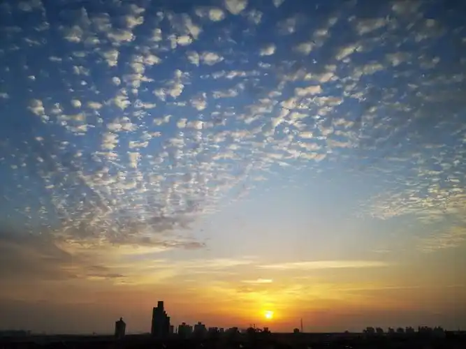 上海清晨天空现絮状云2022年4月10日,上海,当天早上5:30左右,伴随着