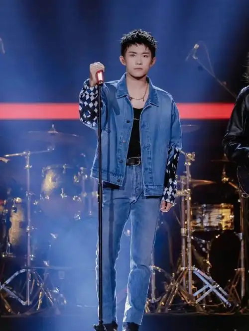 大概就是这样默默努力发光的人才最吸引我吧#全世界最好的易烊千玺