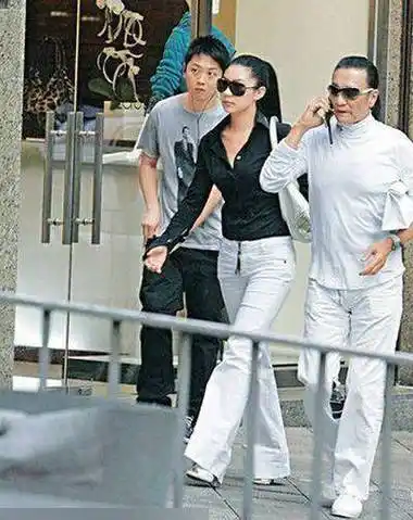 与84岁谢贤相恋12年的coco,分手后获2000万赔偿,如今两人再复合_coco