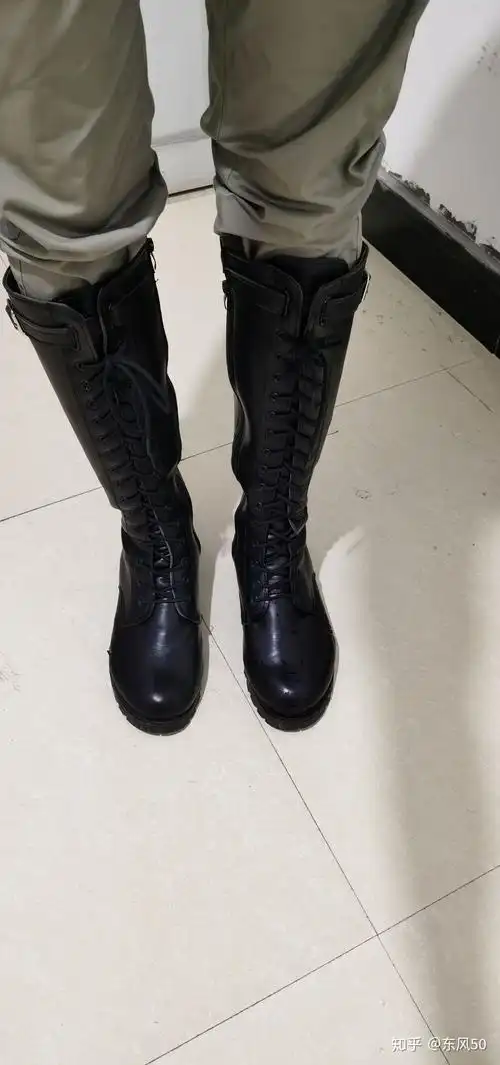 男人穿过膝长靴是什么感觉