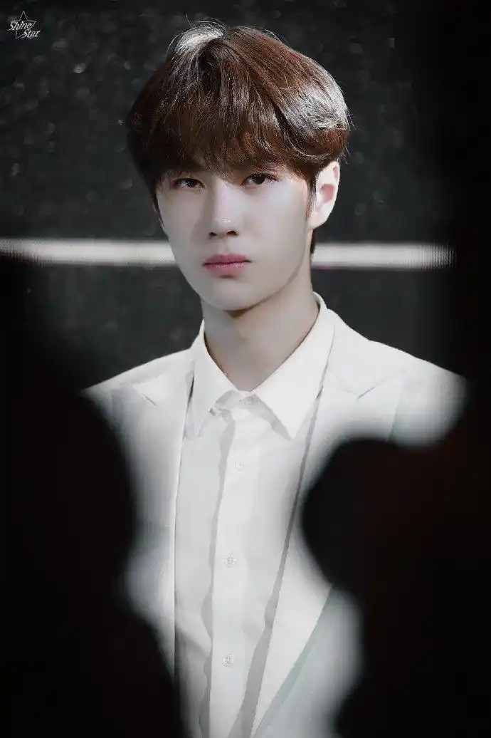 王一博最新品牌活动饭拍图,一身白色西装的他会是你心目中的王子吗?