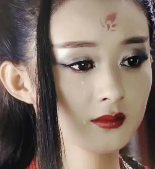 赵丽颖出演的花千骨前期纯真懵懂,就算是最后因为爱上自己的师傅