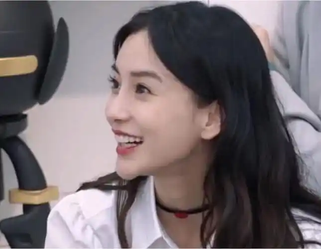 杨颖录制节目双眼皮贴露出了摄影师怼脸拍摄不愧是国民女神啊