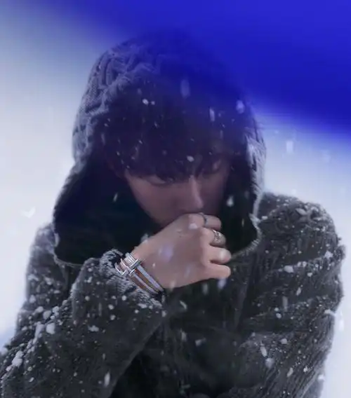 易烊千玺置身雪地气质冷冽 水中上演眼神杀氛围感十足