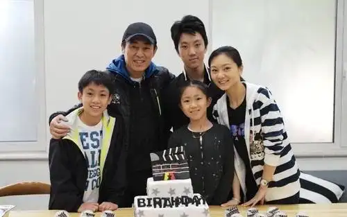 张艺谋两儿子颜值被陈凯歌的完爆,不过女儿五官精致很给力!