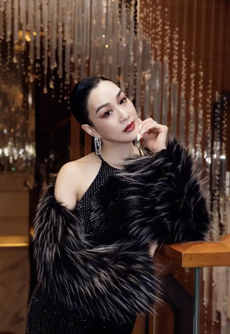 原创钟丽缇已经是大婶年纪穿红色连衣裙亮相依然显得年轻貌美