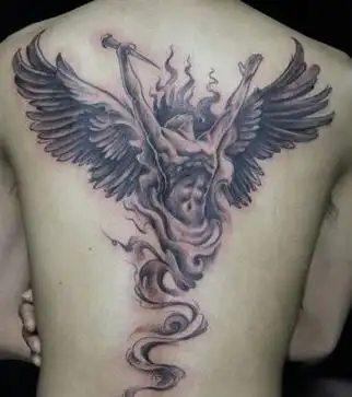 男生背部天使纹身图案