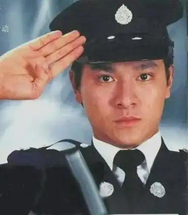 1982年,刘德华年仅21岁,出演电视剧《猎鹰》中的卧底警察江大卫,成为