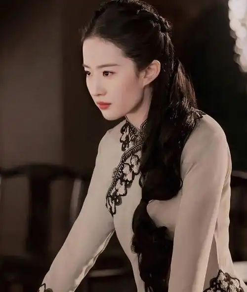 刘亦菲新的剧照公布,淡淡的民国旗袍风,领略不一样的时尚文化