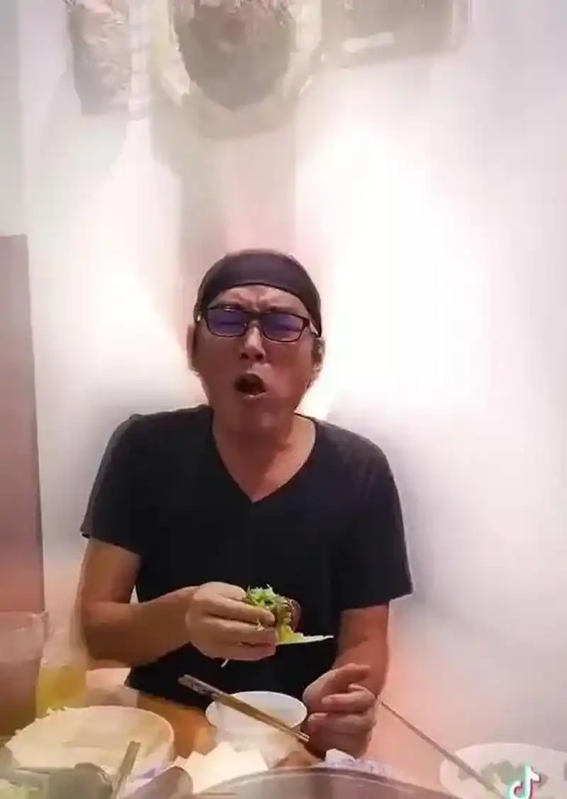 56岁焦恩俊怎么老成这个样子,和妻子长期冷战,貌合神离,抱着侄女称想