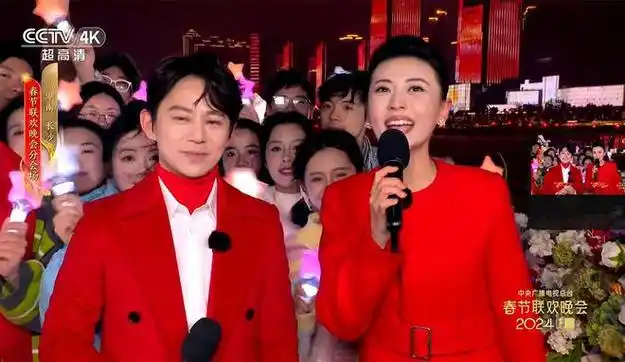 2020年登上春晚的舞台,也成为史上最年轻的央视春晚主持人