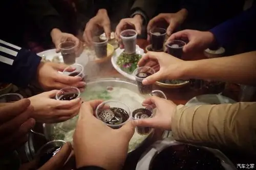 让我们举起杯,高歌畅饮,虽然开车能喝酒,但大家还是非常高兴祝贺贵州