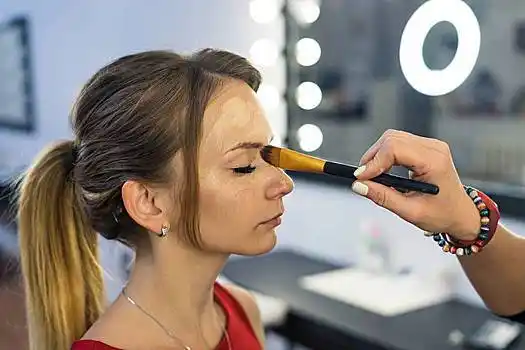化妆师,化妆,美女,年轻,艺术家,女孩,工作室,施用,粉底,皮肤