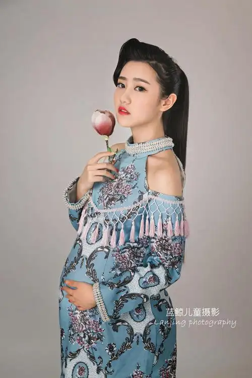 孕妇拍摄简洁大气大肚子写真