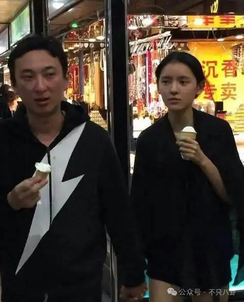 从晒钻戒名表穷到舍不得买演唱会门票,都因她太恋爱脑?