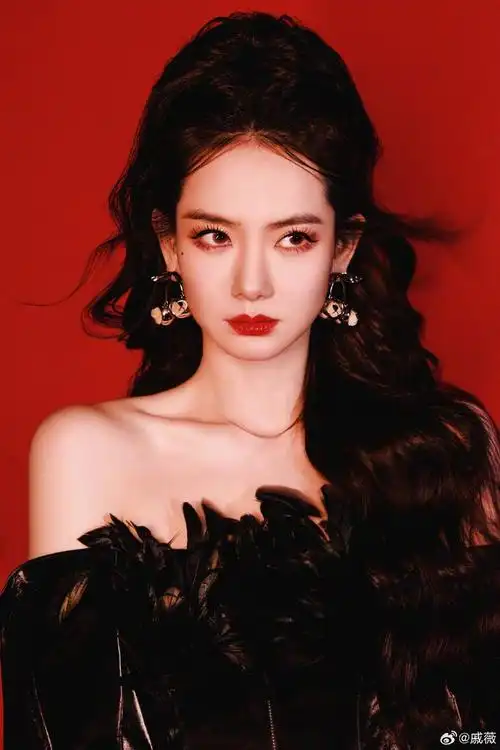 戚薇@戚薇 身穿名人堂设计师蔡舟@parcztsai蔡舟 个人品牌@parcz_tsai