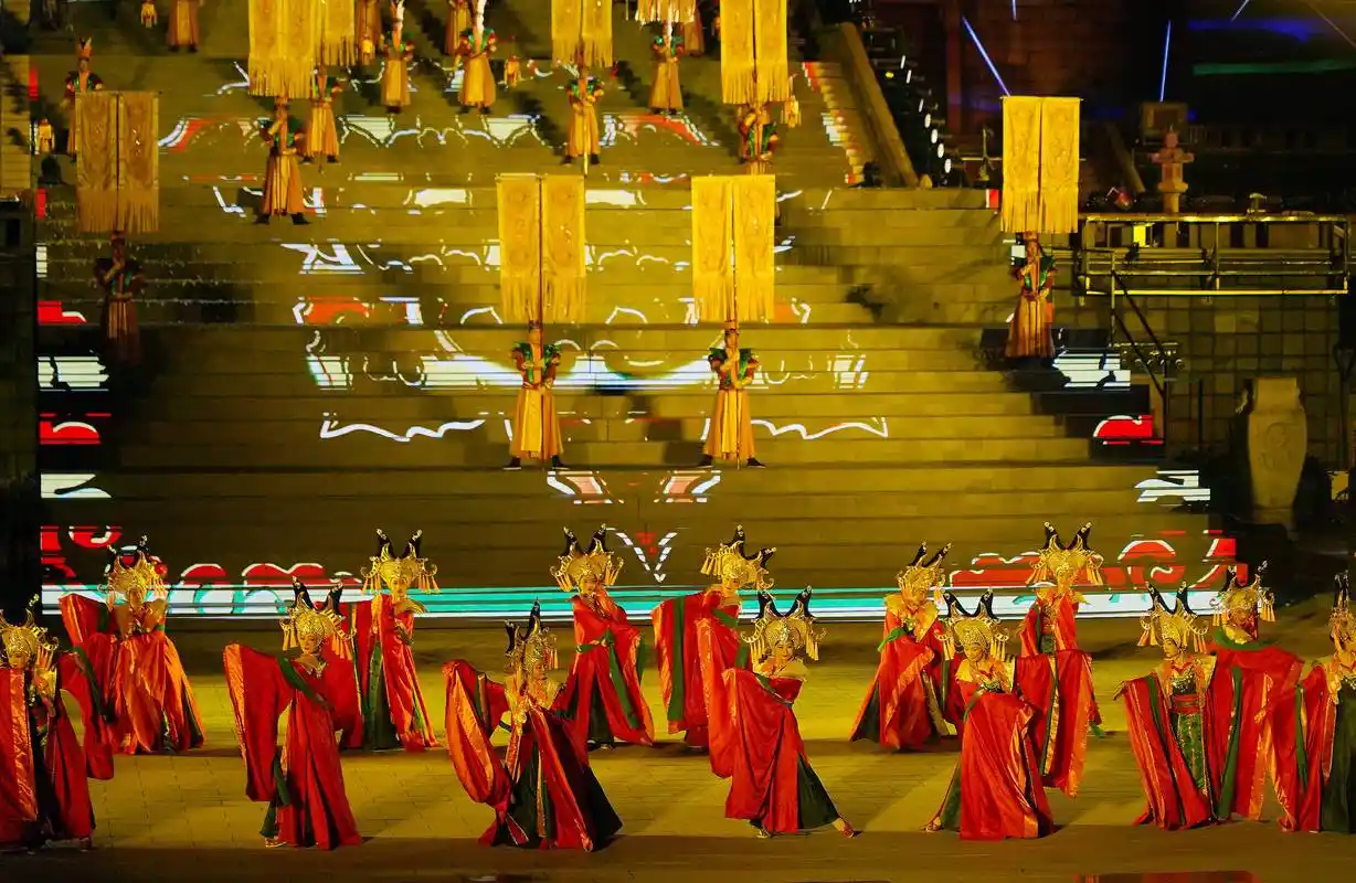 演员在《寻梦滕王阁》大型实景演出现场表演(2021年1月1日摄).