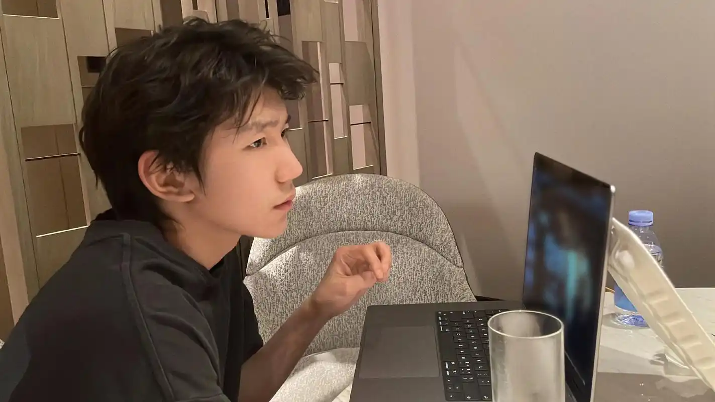 王源最新侧脸照怎样?