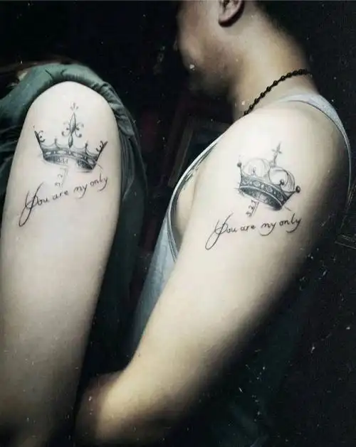 情侣皇冠纹身图片_肩部点刺几何情侣纹身图案