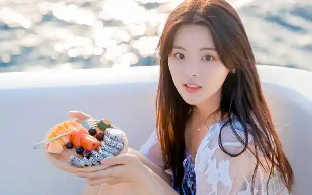 杨超越出生于一个普通的农村家庭,从小就经历了父母的离异.