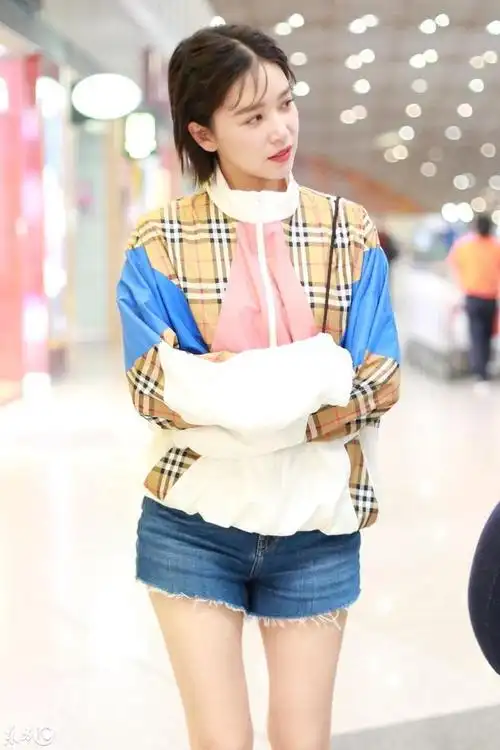 9月20日清纯长腿大妹子阚清子现身北京机场