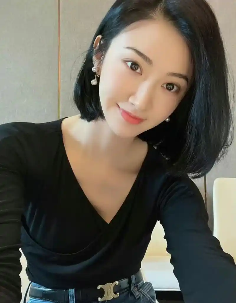 景甜短发造型看着好年轻