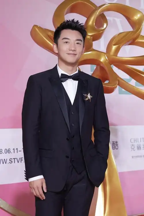 郑恺携新剧壮志高飞现身白玉兰颁奖典礼西装look帅气逼人撩爆网友