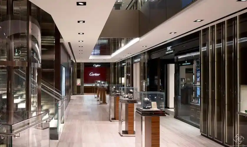 这家建立近百年的经销商在英国伦敦的奢侈品聚集区,新开的劳力士展厅