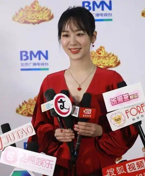 原创家有儿女同框重聚张一山拼接夹克痞帅有型杨紫红裙美过妈