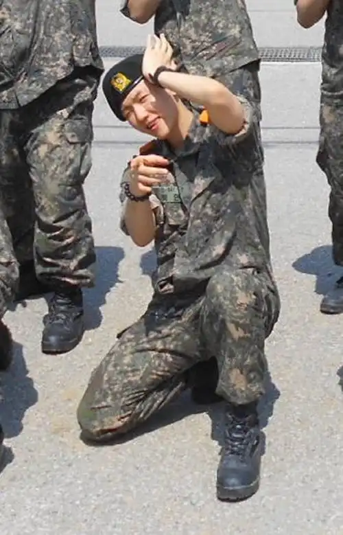 exo边伯贤军队训练照公开 与队友摆pose超可爱