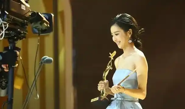 离婚不离爱40岁佟丽娅的清醒给所有女人狠狠上了一课