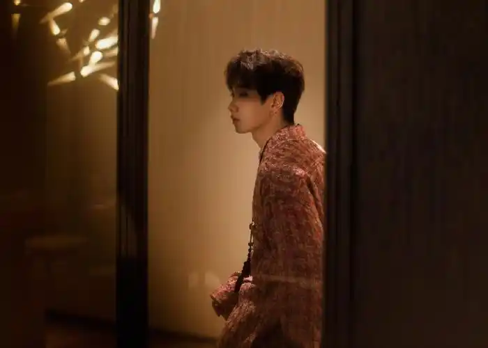 >  >  >  >  > 汪苏泷格子衬衫帅气写真图片(6/9)