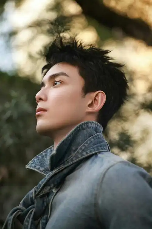 loewe活动##吴磊巨型蝴蝶结