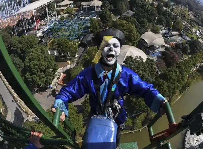 长沙公园举办万圣节狂欢 "僵尸"玩蹦极_fororder_qq图片