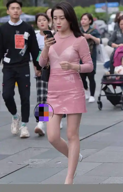 街拍:粉色搭配减龄又显气质美,给人一种清爽飘逸的感觉_展现_时尚