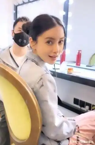 杨颖发现助理偷拍自己,无滤镜下的五官,这才是混血儿的模样!
