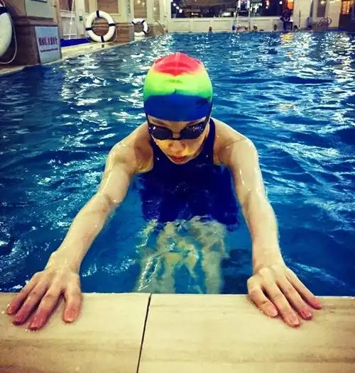 倪妮晒游泳健身照 手臂淤青引网友热议