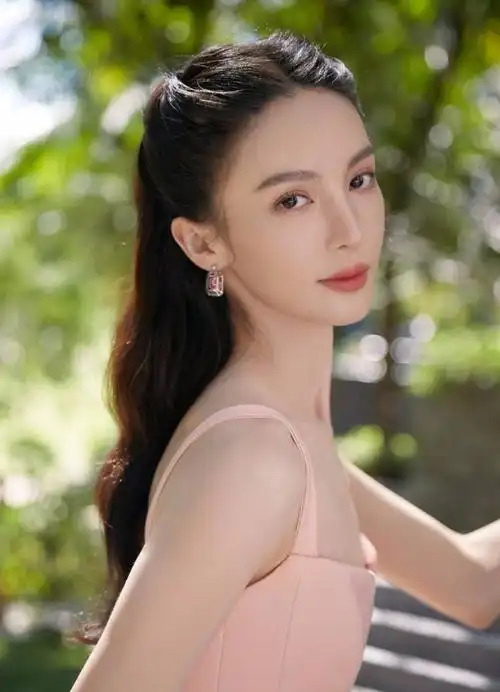 金晨穿粉色吊带裙造型撩人瘦出排骨胸