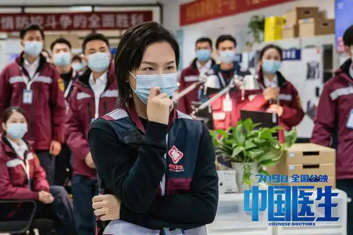 宋佳饰演妇产科主任黄佳慧,她们坚守着各自的岗位,尽心尽力救治患者