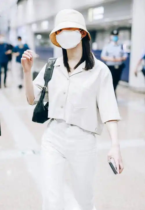 原创孟美岐清凉穿搭演绎夏日时尚一身白色气场不减太有魅力了