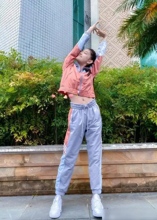 有一种整容式长大叫蒋依依穿运动服秀小蛮腰身材比例惊艳